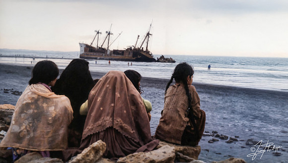 Karachi-Beach-women-wreck-Fin-Sign-L